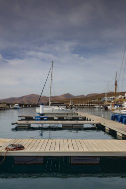 Puerto Calero lüks gemi ve yatlarla dolu bir marinası olan özel bir tatil köyüdür.