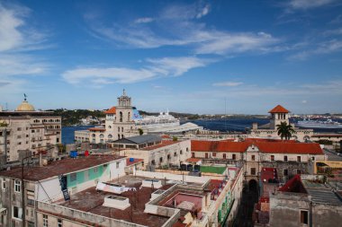 Otelin balkonundan, çatılardan ve Eski Havana limanından görüntü.