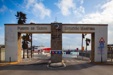 HSC Tarifa Jet gemisi Tarifa limanının ana girişinde..