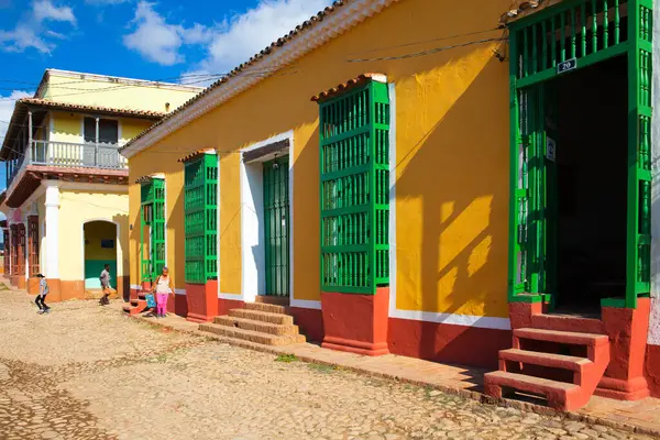 Trinidad Kuba Januar 2017 Typische Kolonialstraße Mit Hölzernem Fenstergitter Trinidad lizenzfreie Stockbilder