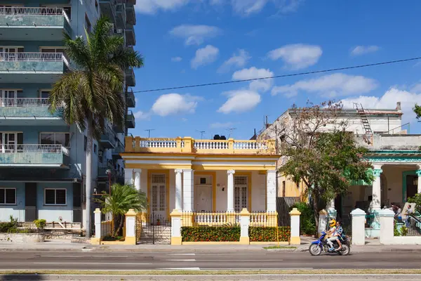 Havana Cuba Janeiro 2017 Renovado Edifício Colonial Típico Havana Vieja Fotos De Bancos De Imagens
