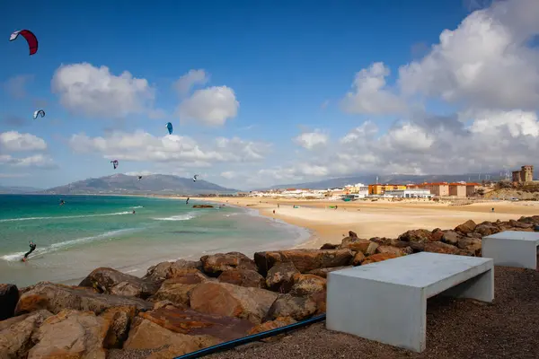 Kiteboarding Kitesurfing Den Blåsiga Stranden Tarifa Andalusien Spanien Tarifa Världens Royaltyfria Stockbilder