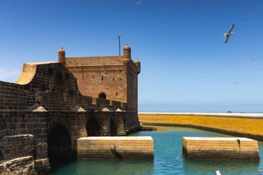 Kale, köprü ve küçük Essaouira limanı, Fas