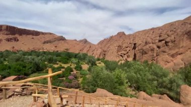 Maymun Parmakları olarak bilinen bir kaya oluşumu, son derece etkileyici bir anıt, Tamlalt.