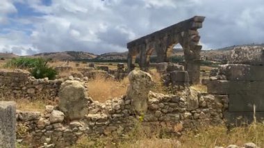 Volubilis, Fas 'ın Meknes kenti yakınlarında kısmen kazılmış bir Berberi-Roma kentidir.