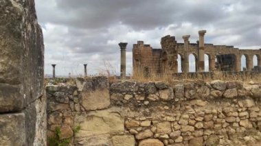 Volubilis, Fas 'ın Meknes kenti yakınlarında kısmen kazılmış bir Berberi-Roma kentidir.