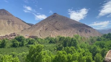 Happy Valley 'deki tepenin tepesinden bak. Bouguemez Vadisi 'nde