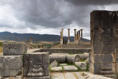 Eski başkent Mauritani 'nin Roma şehri Volubilis' in engin harabeleri..
