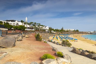 Playa Blanca, Lanzarote - 12 Şubat 2024: Prenses Yaiza Süiti Oteli Playa Blanca sahilinde kurulmuştur.