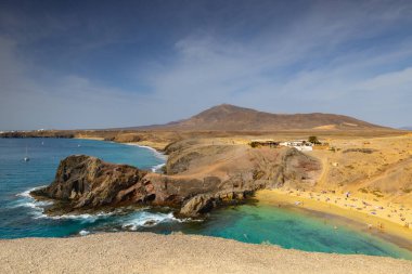 Yaiza, Lanzarote - 10 Şubat 2024: Papagayo plajının tepesindeki küçük sahil barı. Papagayo plajı, deniz kabuğu şeklinde bir plaj, Lanzarote adasındaki en popüler plajlardan biri.