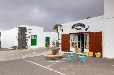 Teguise, Lanzarote - 9 Şubat 2024: Moda ve hediyelik eşya dükkanlarıyla dolu bölge