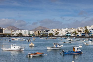 Arrecife, Lanzarote - 12 Şubat 2024: Arrecife limanında sabah.