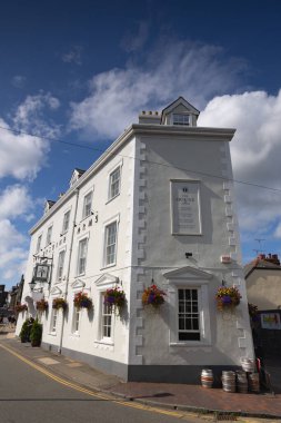 Conwy, Galler - 5 Eylül 2023: Erskine Arms, Gürcistan 'ın Conwy' nin ortaçağ duvarları arasında yer alan geleneksel bir antrenör hanı.