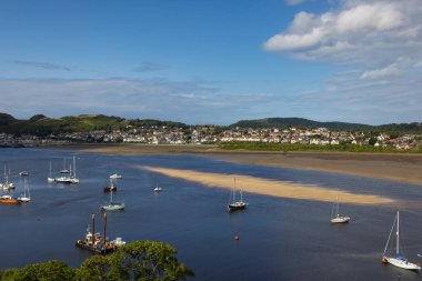 Conwy, Wales - 5 Eylül 2023: Conwy Nehri kulesinden görüntü