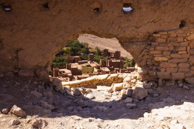 Ait Benhaddou, Fas 'taki Sahra ve Marakeş arasındaki eski kervan rotası boyunca yer alan tarihi bir çar.