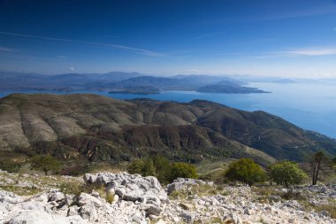 Pantokrator Dağı 'ndaki Bizans manastırından Arnavutluk kıyı şeridi ve dağlarının manzarası, Korfu, Yunanistan