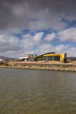 Salinas del Carmen, Fuerteventura - 4 Aralık 2024: Salinas del Salinas del Salt Works and Salt Museum Fuerteventura tarihinin yaşayan en özel tanıklarından biridir.