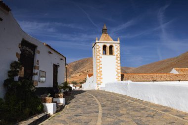 Fuerteventura, İspanya - 29 Kasım 2024: Betancuria Aziz Mary Kilisesi. İlk olarak 1410 'da Fransız Gotik tarzında inşa edilmiş ve oldukça trajik bir geçmişi var.