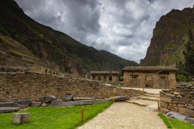 Ollantaytambo, Peru 'nun güneyinde, Cusco şehrinin yaklaşık 72 km kuzeybatısında yer alan bir şehir ve İnka arkeoloji alanıdır.