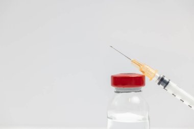 Aşı ve aşı konsepti. Kırmızı başlıklı 24 'lük şırınga..