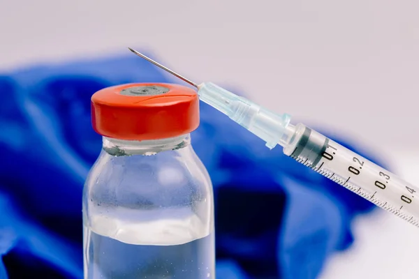 Očkovací Vakcinační Koncept 24G Injekční Stříkačka Červenou Vrchní Injekční Lahvičkou — Stock fotografie