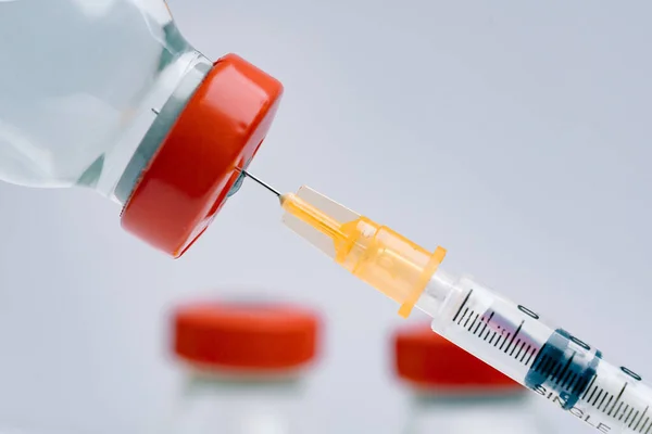ワクチンと予防接種の概念赤いトップバイアルと24ゲージ注射器 — ストック写真