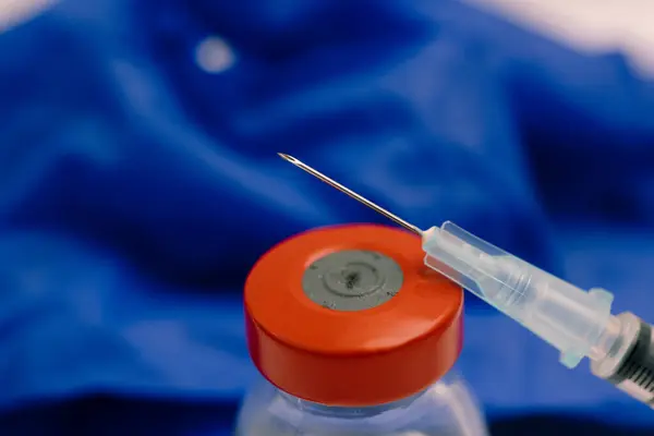 Očkovací Vakcinační Koncept 24G Injekční Stříkačka Červenou Vrchní Injekční Lahvičkou — Stock fotografie