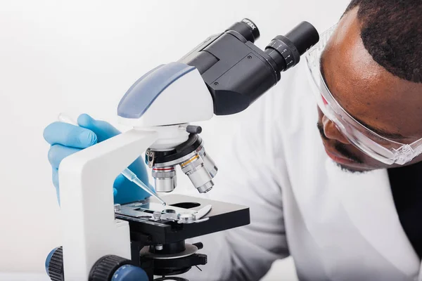 Laboratuvarda Mikroskopla Çalışan Afrikalı Amerikalı Bilim Adamı — Stok fotoğraf