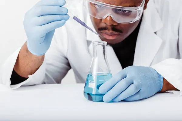 Laboratuvarda Deney Tüpleri Deney Tüpleriyle Çalışan Afrikalı Amerikalı Bilim Adamı — Stok fotoğraf