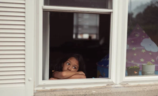 Niño Mirando Por Ventana Casa Solo Aburrido Triste —  Fotos de Stock