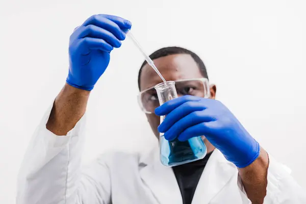Laboratuvarda Deney Tüpleri Deney Tüpleriyle Çalışan Afrikalı Amerikalı Bilim Adamı — Stok fotoğraf
