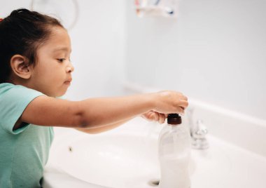 Evde banyo temizliği, lavabo temizliği, el yıkama, angarya ve hijyen işleri yapan çeşitli anaokulu kızları var.