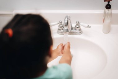 Evde banyo temizliği, lavabo temizliği, el yıkama, angarya ve hijyen işleri yapan çeşitli anaokulu kızları var.