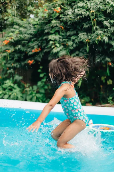 Sıcak Yaz Günlerinde Evde Çeşitli Anaokulu Kızları Bahçede Çocuk Havuzunda Telifsiz Stok Fotoğraflar