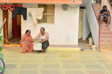 Ev Haydarabad 'daki Hintli yaşlı adam ve kadın 25 Ekim 2022