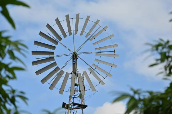 農場で回転する風車 — ストック写真