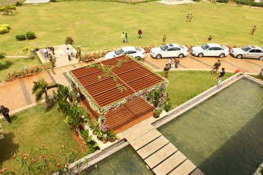 Bir Fabrikanın Dışında