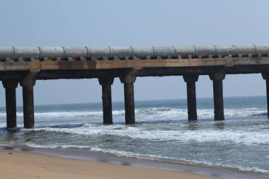 Denizin içinde eski köprü