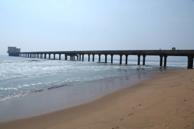 Denizin içinde eski köprü