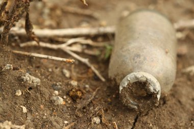 Eski Enjeksiyon Şişesi yerde.