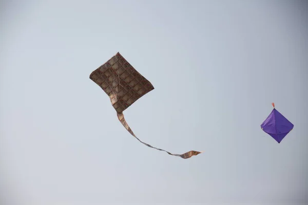 Ein Einziger Kleiner Drachen Fliegt — Stockfoto
