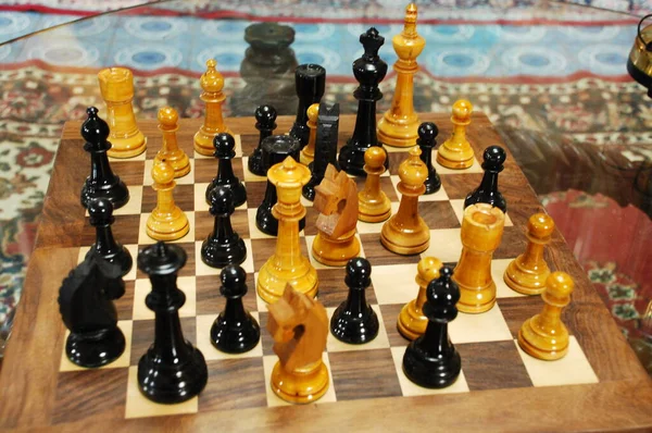 国际象棋硬币放在桌子上 — 图库照片