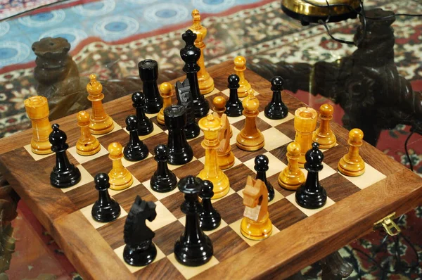 Σκακιστικά Νομίσματα Ένα Τραπέζι — Φωτογραφία Αρχείου