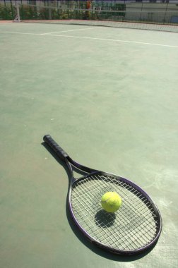 Tenis raketi ve top mahkemede