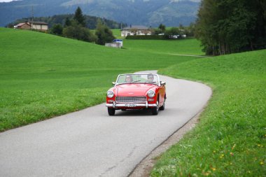 Kırsal Yoldaki Araba