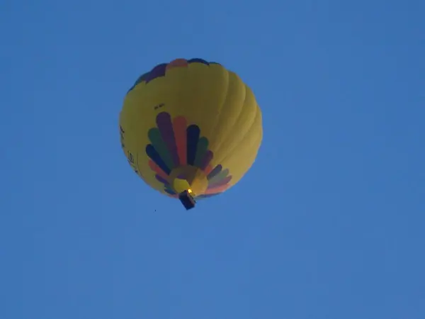 Hot Air Balloon Flyter Över Öknen Sand — Stockfoto