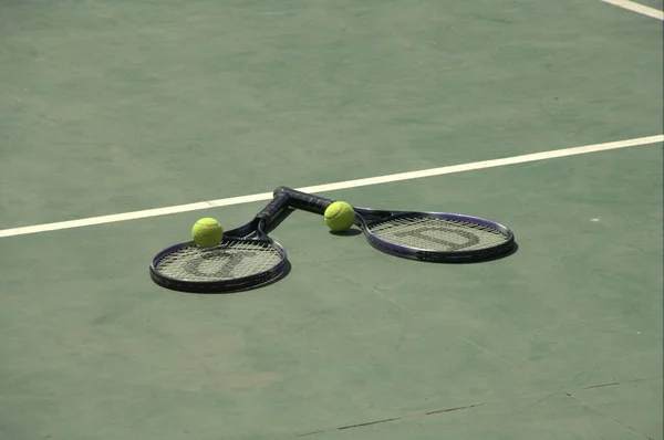 网球比赛和法庭上的球 — 图库照片