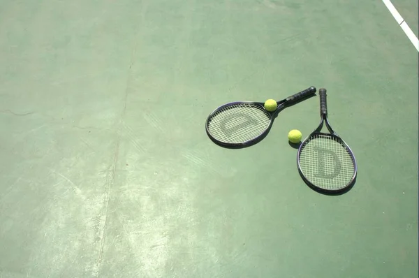 Tenis Raketi Top Mahkemede — Stok fotoğraf