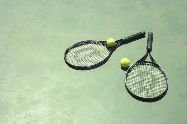 Tennisschläger Und Ball Auf Dem Platz — Stockfoto