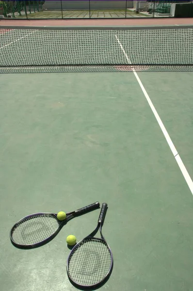 网球比赛和法庭上的球 — 图库照片